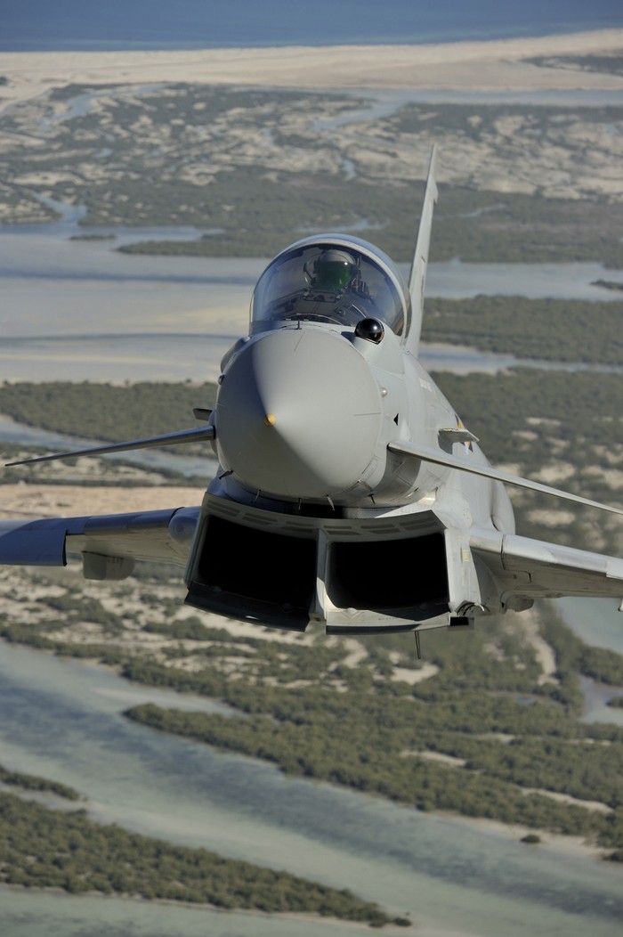 Việc chế tạo hàng loạt Eurofighter Typhoon đang được tiến hành và chiếc máy bay này đã chính thức đi vào hoạt động trong Không quân Ý và Không quân Tây Ban Nha.
